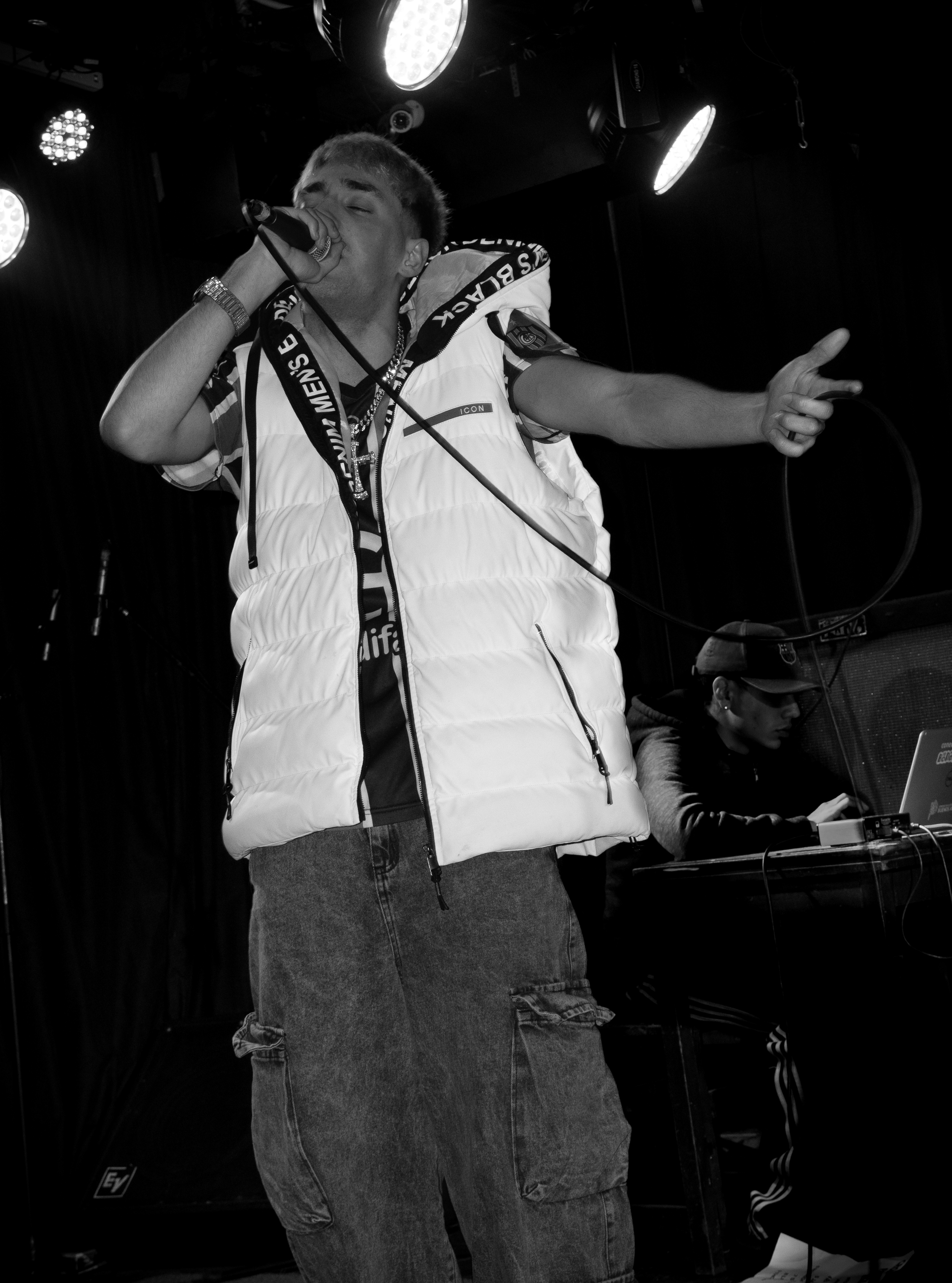 Leito cantando en vivo durante un show
